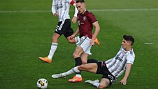 Jan Kuchta ze Sparty (uprost�ed) p�ed skluzujícím Davidem Broukalem z �eských...