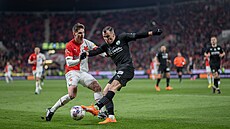 Luká Masopust ze Slavie (vlevo) v souboji s Martinem Dostálem z Bohemians.