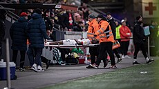 Zranný Igoh Ogbu ze Slavie putuje ze hit na nosítkách.