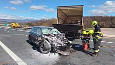 Dopravní nehoda osobního a nákladního auta na dálnici D8. (4. dubna 2023)