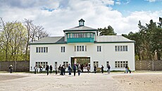 Hlavní brána koncentraního tábora Sachsenhausen s ví A.