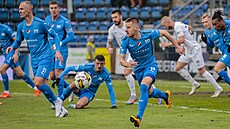 Ostravský obránce Jan Juroka se v utkání proti Slovácku snaí rychle zaloit...