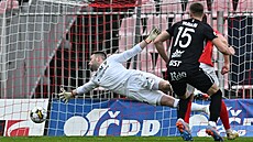 Daniel Va�ulín z Hradce Králové (vpravo) p�ekonává branká�e Martina Berkovce z...