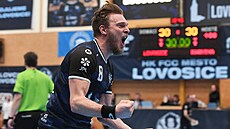 Lovosický Ji�í Motl se raduje ze svého gólu v semifinále extraligy.