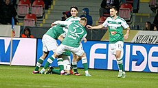 Jablone�tí fotbalisté se radují z gólu.