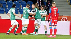Fotbalisté Jablonce se radují z gólu Mat�je Polidara proti Plzni.