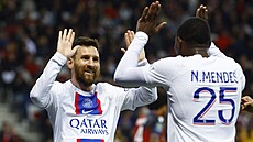 Lionel Messi z Pa�í�e slaví sv�j gól se spoluhrá�em Nunem Mendesem.