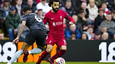 Kídelník Mohamed Salah z Liverpoolu se snaí obejít s míem Gabriela z...
