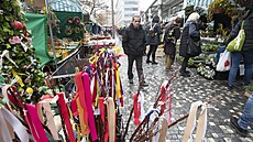 Trhy na Andlu nabízejí velký výbr pomlázek a kraslic. (1. dubna 2023)