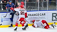 Hradetí hokejisté Christophe Lalancette (21) s Petrem Kalinou umravují...