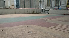 Z�staly pouze díry.