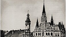Archivní snímek z roku 1893, kdy vedle nynjí budovy stála jet radnice stará.