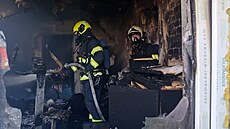 Sousedé pomáhali hasit po�ár, donesli 16 �hasi�ák��