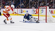 Útoník Tyler Toffoli dává vítzný gól Calgary v prodlouení do sít brankáe...