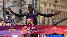 Roncer Konga z Keni dobíhá do cíle plmaratonu v Praze.