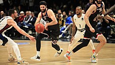 Vojt�ch Hruban (s balonem) v dresu London Lions.