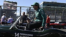 Fernando Alonso z Aston Martinu před závodem v Melbourne.