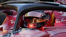 Carlos Sainz z Ferrari sleduje dní ped sebou bhem tetího peruení závodu.