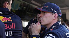Max Verstappen z Red Bullu hovoí s týmovými kolegy bhem tetího peruení...