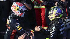 Max Verstappen z Red Bullu a Lewis Hamilton z Mercedesu si podávají ruce po...