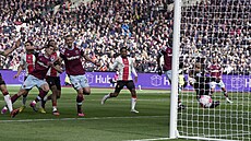 Nayef Aguerd (vlevo) z West Hamu se trefuje v zápase proti Southamptonu.