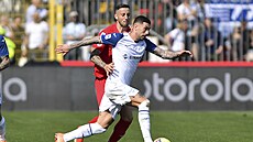 Mattia Zaccagni (v pop�edí) z Lazia uniká s balonem, zastavit se ho sna�í...