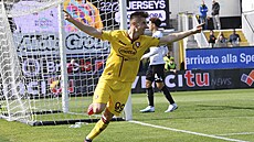 Krzysztof Piatek ze Salernitany se raduje z gólu v zápase proti Spezii.