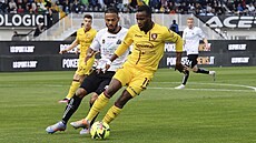 Coulibaly Lassana (v pop�edí) ze Salernitany si hlídá balon, zezadu jej napadá...