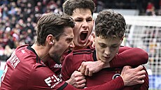 Spoluhrái kapitána Sparty Ladislava Krejího (vpravo) se radují z trefy proti...