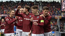 Fotbalisté Sparty se radují z gólu proti Brnu.