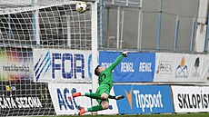 Branká Hradce Pavol Bajza inkasuje z penalty v zápase proti Teplicím.