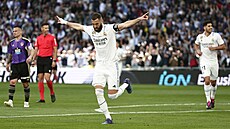 Karim Benzema z Realu Madrid se raduje ze svého t�etího gólu proti Valladolidu.