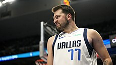 Luka Don�i� b�hem svého posledního zápasu sezony proti Chicagu.