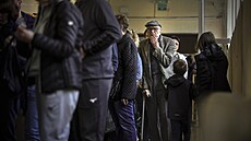 Bulhai ekají frontu ped volební místností. (2. dubna 2023)