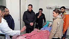Syrský prezident Baár Asad se svou enou Asmou navtívil v nemocnici mue,...