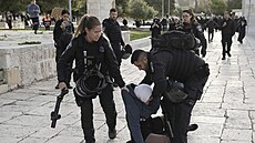 Izraelská policie zatýká Palestinku na jeruzalémské Chrámové hoře. (5. dubna... | na serveru Lidovky.cz | aktuální zprávy