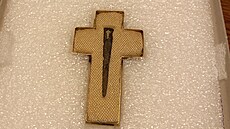 H�eb byl druhotn� ozna�en zlatým k�í�kem metodou tausování.