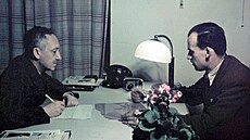 Ing. Hans Lorenz (vlevo) ve své kancelái v Moravské Tebové (1941)