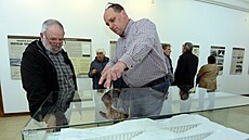 Dálniní historik Tomá Janda (vlevo) v moravskotebovském muzeu ukazuje na...