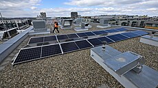 Fotovoltaické panely na střeše Komerční banky v pražských Stodůlkách (4. dubna...
