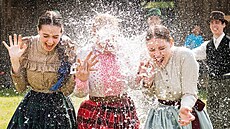 Polévání d�v�at vodou na Velikono�ní pond�lí vychází ze symboliky vody jako�to...