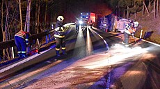 Nákladní automobil havaroval v noci na silnici  . I/20 u Beova nad Teplou ve...