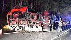 Nákladní automobil havaroval v noci na silnici  �. I/20 u Be�ova nad Teplou ve...