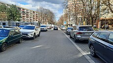V pardubické ulici Druby není kde zaparkovat, idii nechávají auta na...