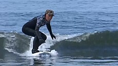 Devadesátiletý surfa chce na vlnách oslavit stovku