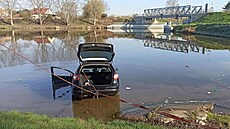 V Luci nad Vltavou hasii a potápi vytahovali vozidlo z plavebního kanálu....
