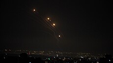 Řízené střely Iron Dome se snaží zachytit rakety vypálené z Gazy směrem k...