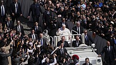 Pape Frantiek ehná vícím na Svatopetrském námstí ve Vatikánu. (9. dubna...