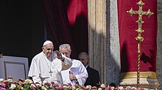 Pape Frantiek ehná vícím na Svatopetrském námstí ve Vatikánu. (9. dubna...
