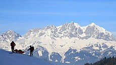 Hortí záchranái pi záchran lyae v pohoí Kitzbuehel v rakouských Alpách...